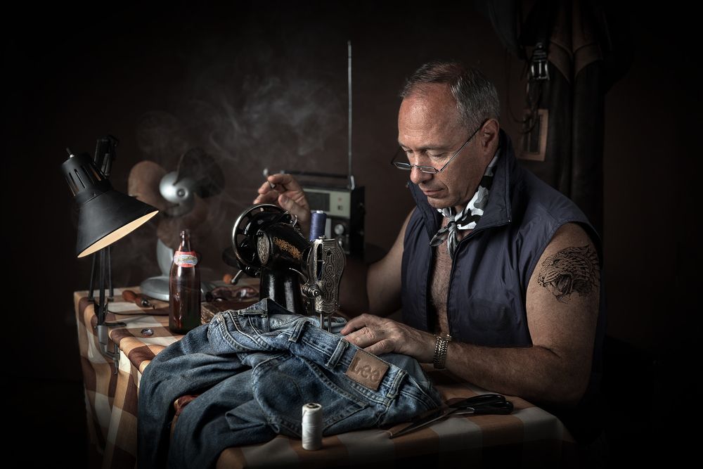 Старые джинсы.