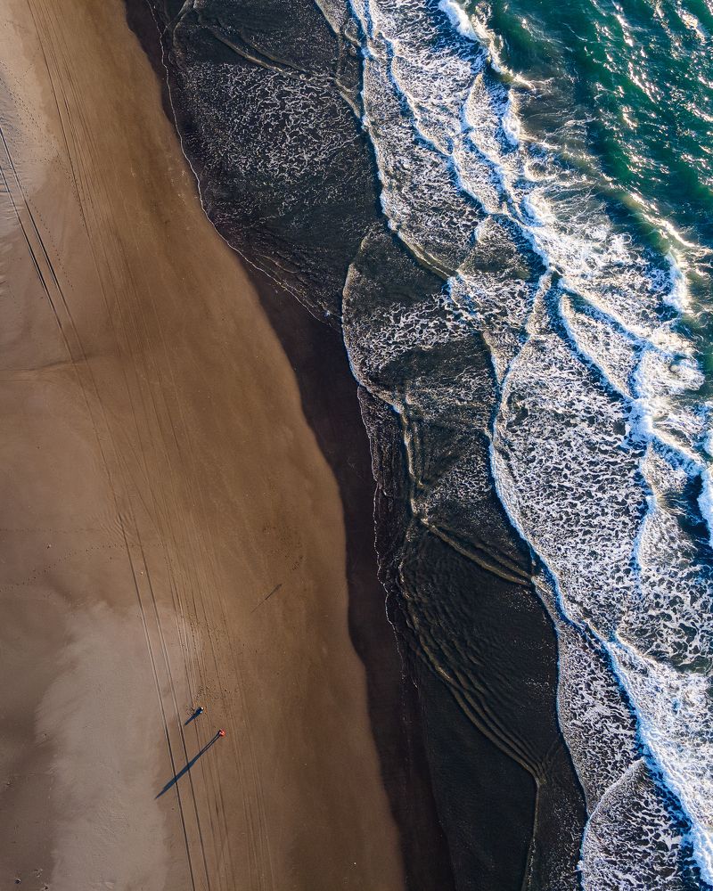 На берегу…