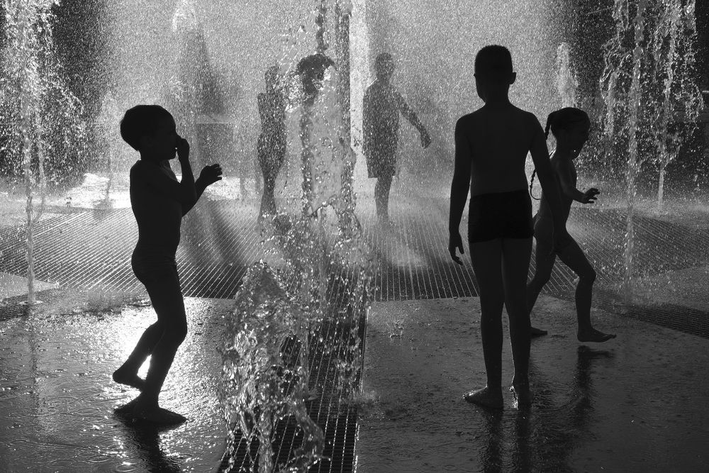 Среди брызг.