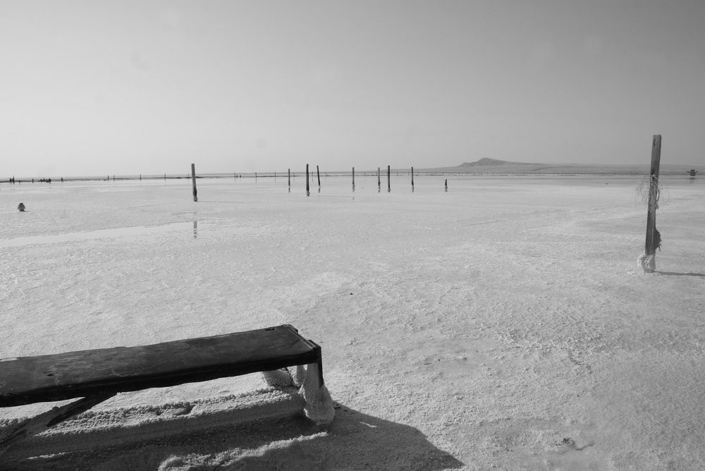 Лавка на солёном озере