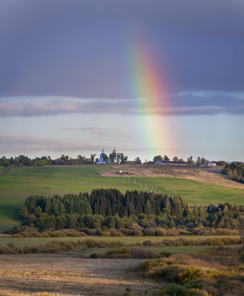 Радуга над старинным селом