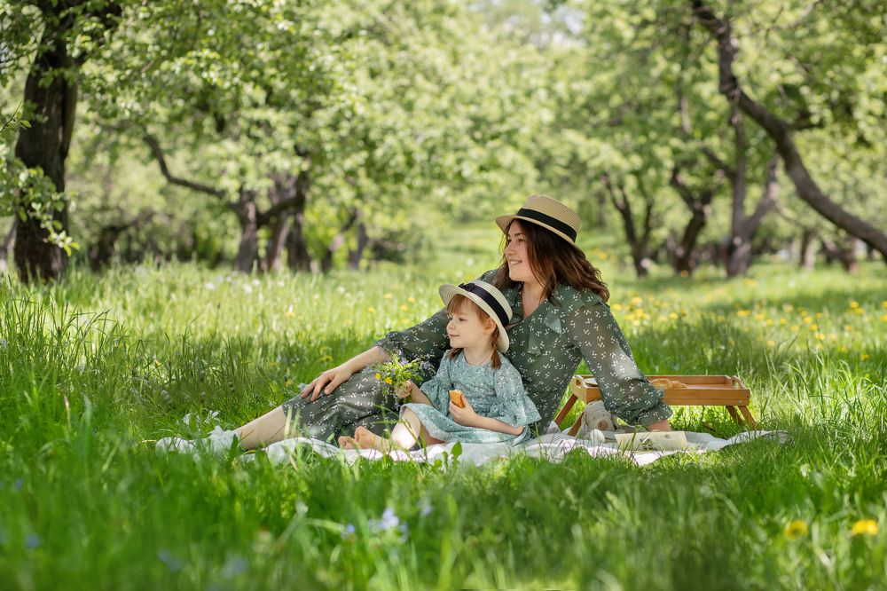 Пикник в яблоневом саду