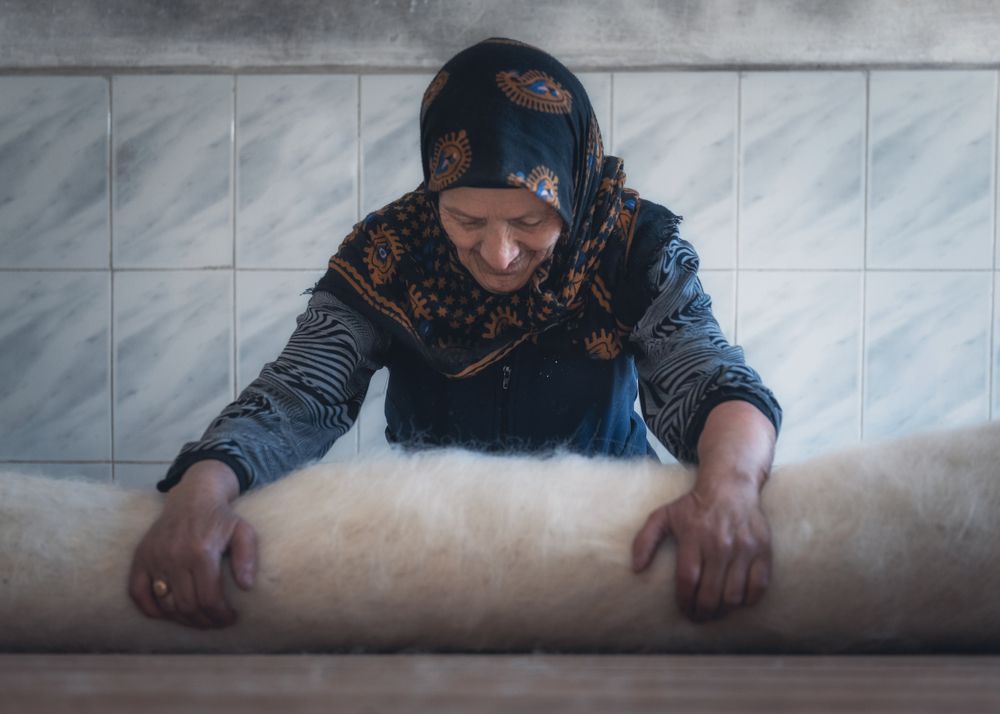 Старейшая работница фабрики по производству бурок