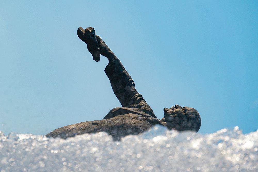 На вторую неделю жары Ленин поплыл