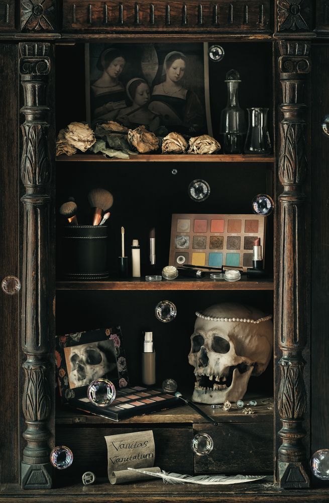 Vanitas с атрибутами искусного макияжа