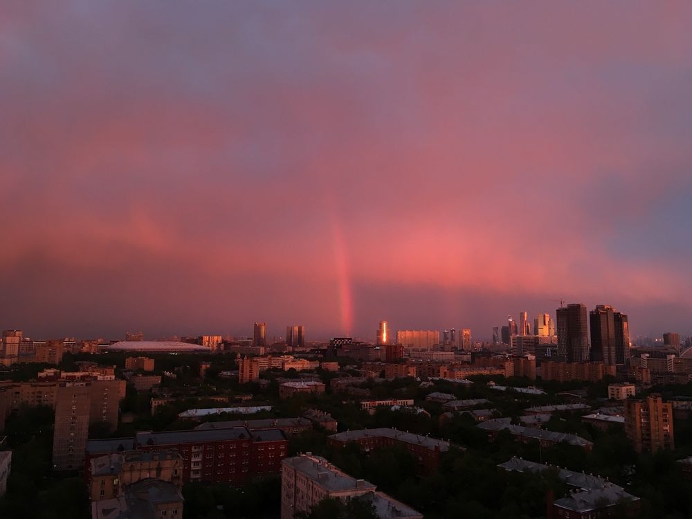 В розовом