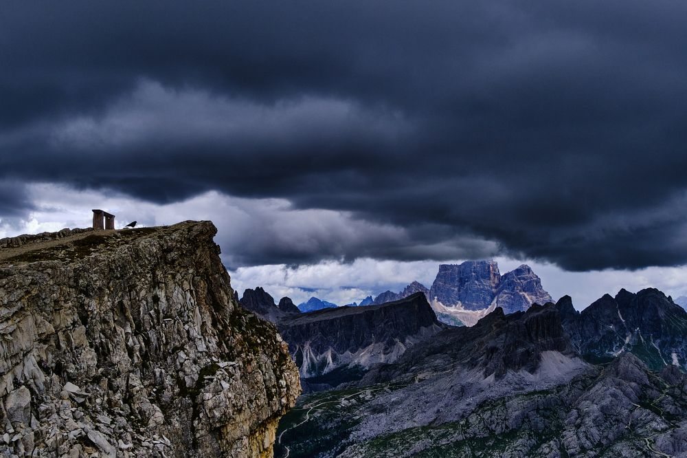 The bench, the raven, the storm