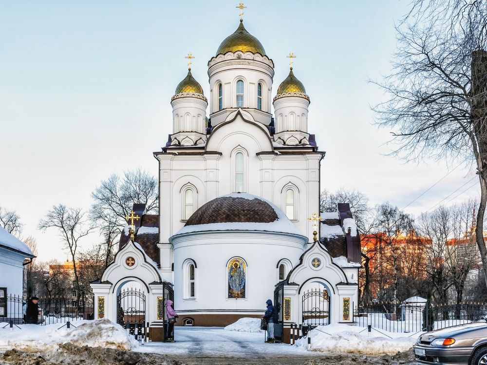 У храма ранним утром