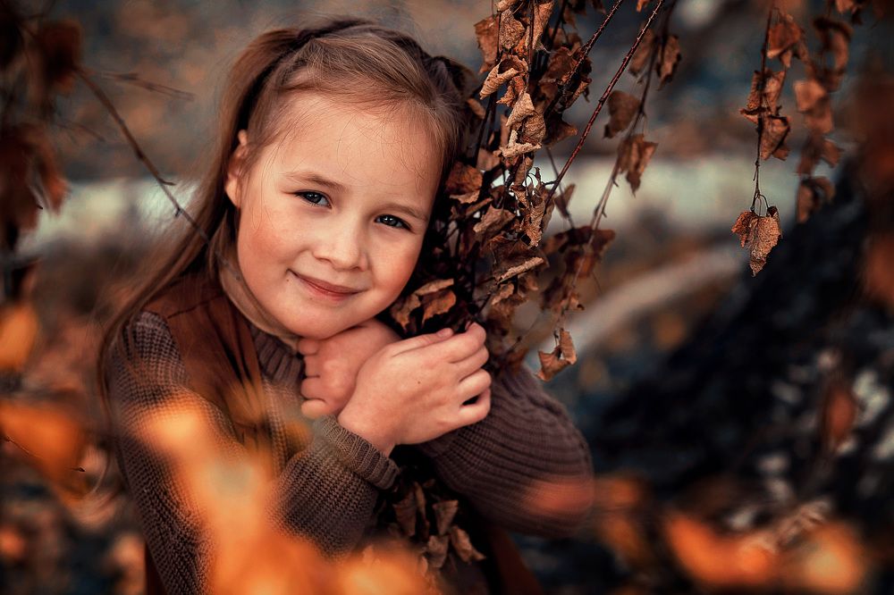 Девочка в березовых ветвях