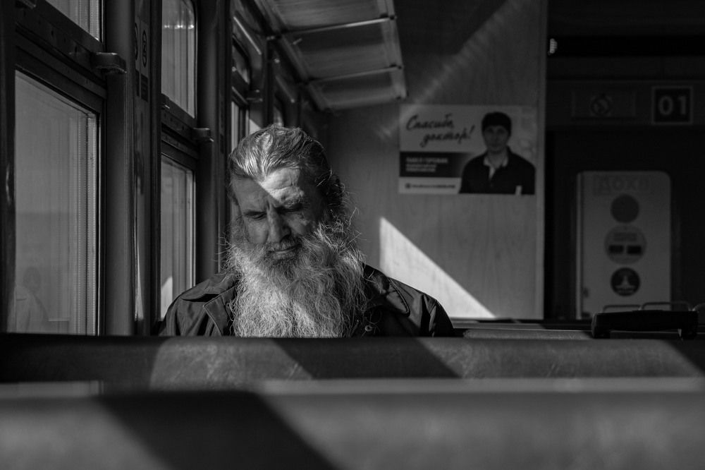 Батюшка едет в электричке по Южному Уралу