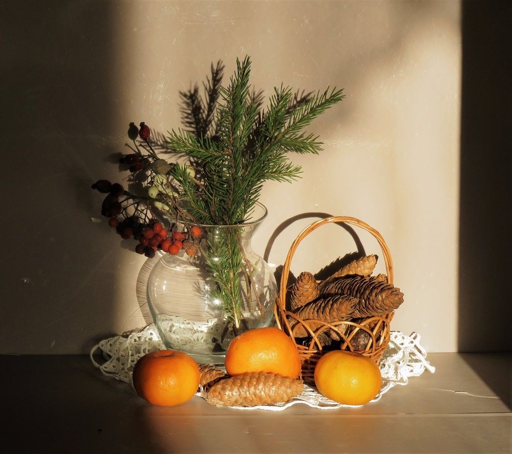 с шишками и мандаринами