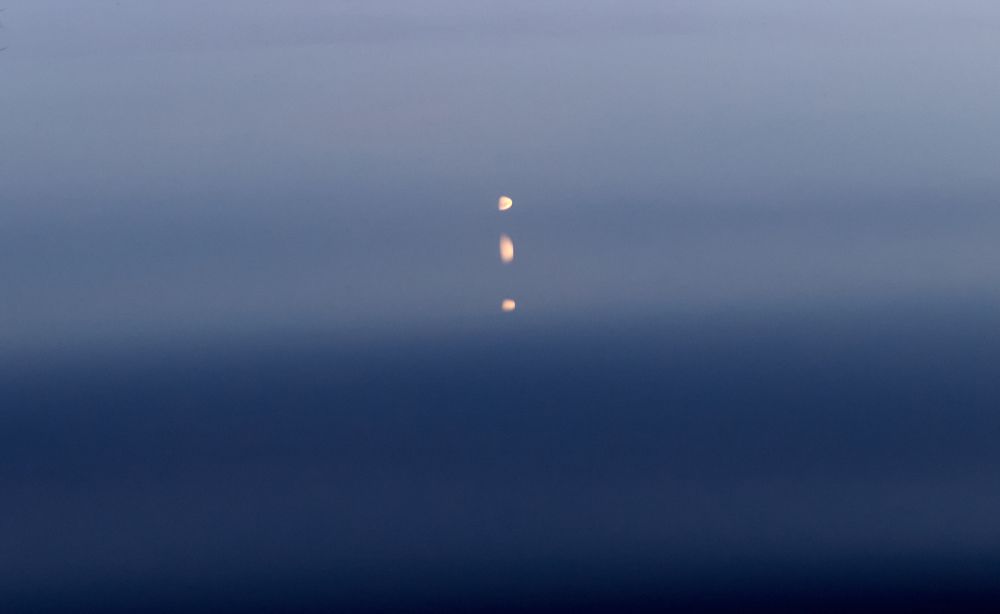 Месяц и волны