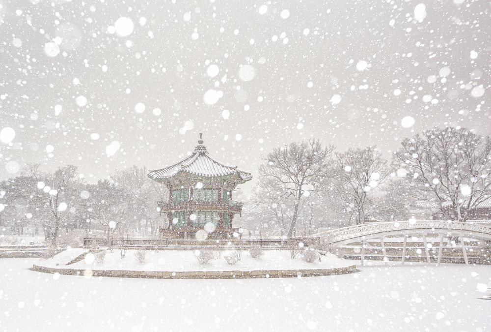 Snowing Hyangwonjung