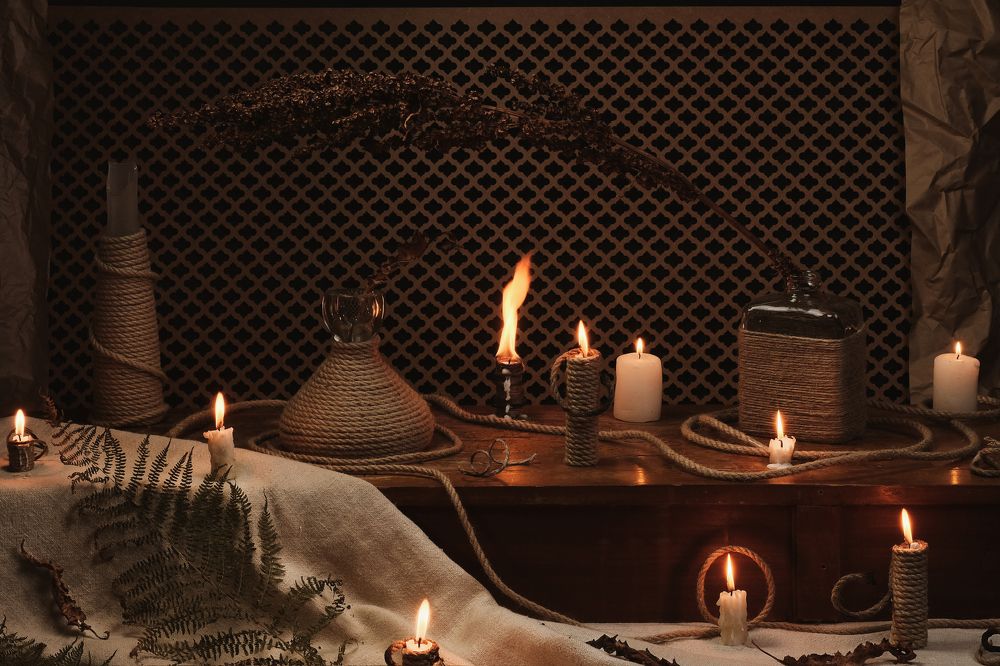 Натюрморт с веревками и свечами