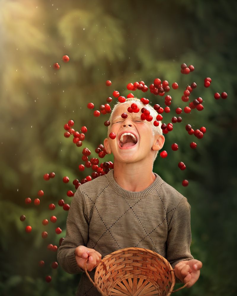 Мальчик ловит ягоды