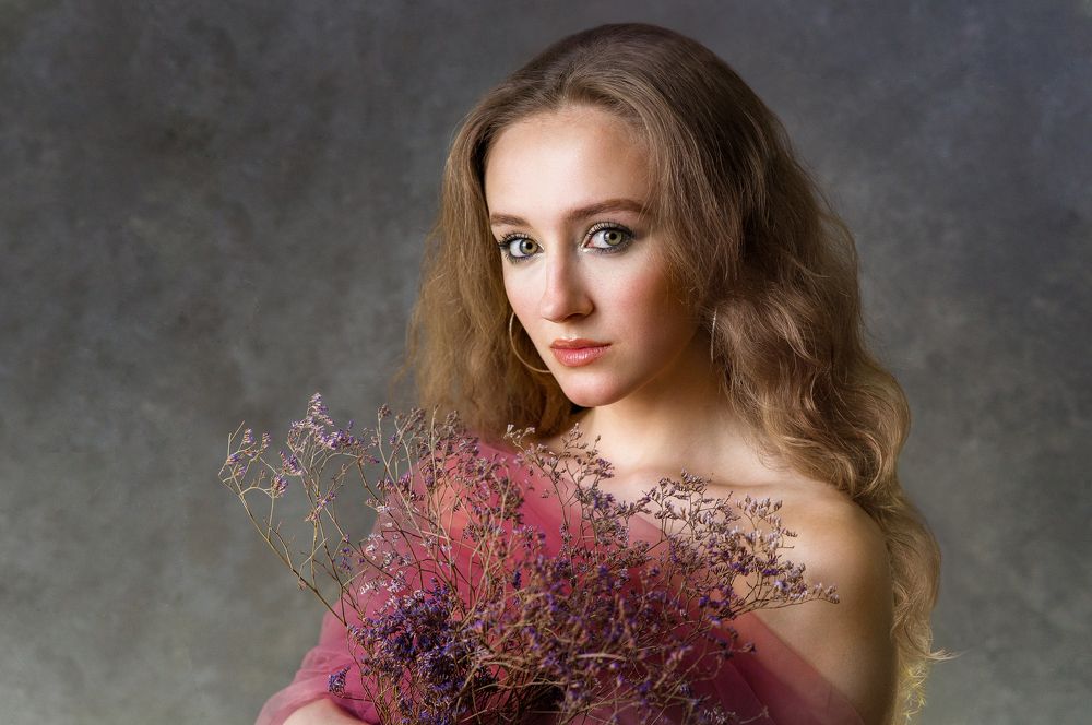 Девушка с цветами у окна