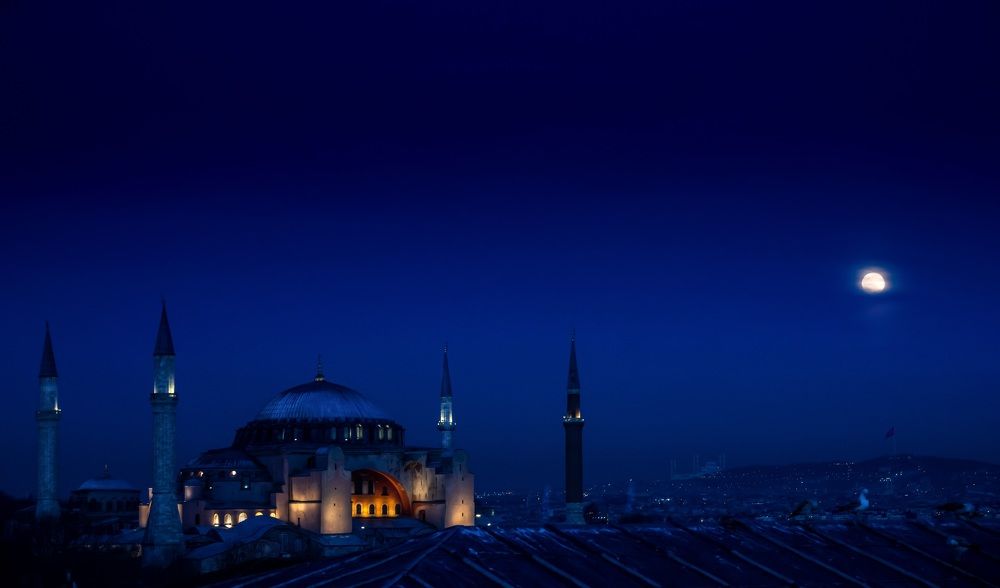 Восход полной луны над Айясофией