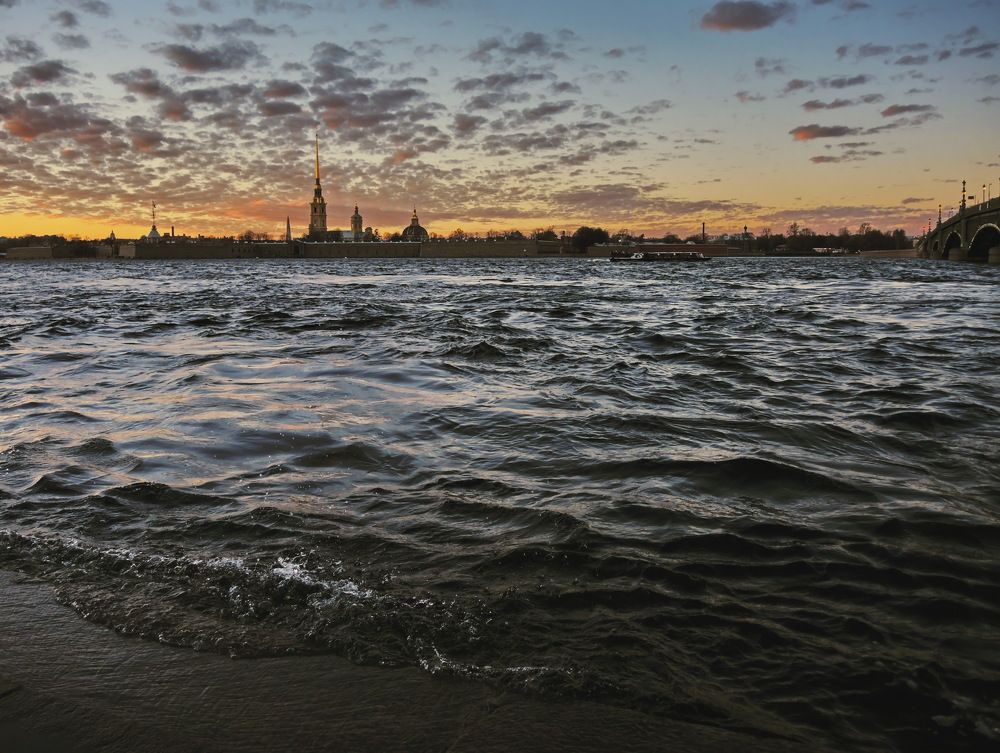 Город над вольной Невой...