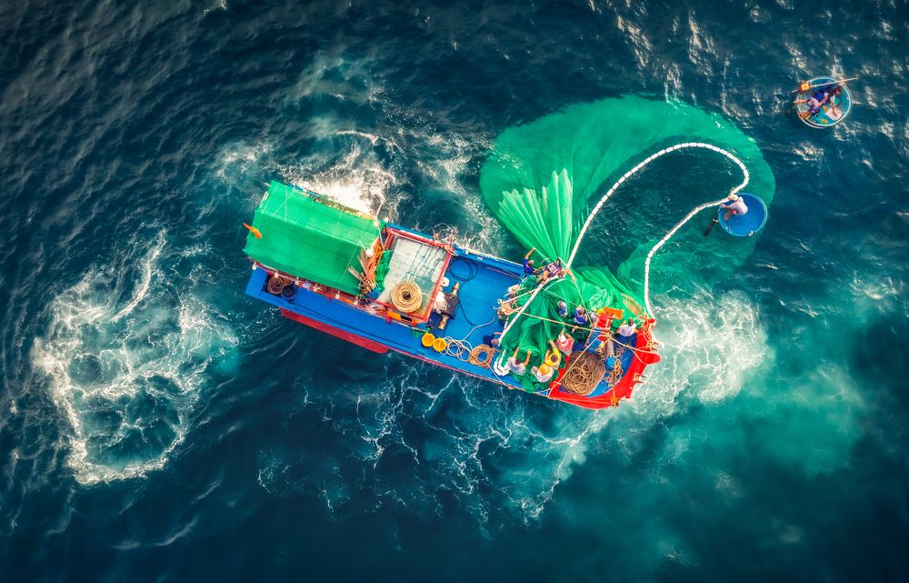 Drag the net in the middle of the sea