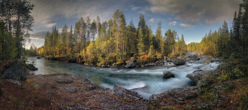 Течет река издалека