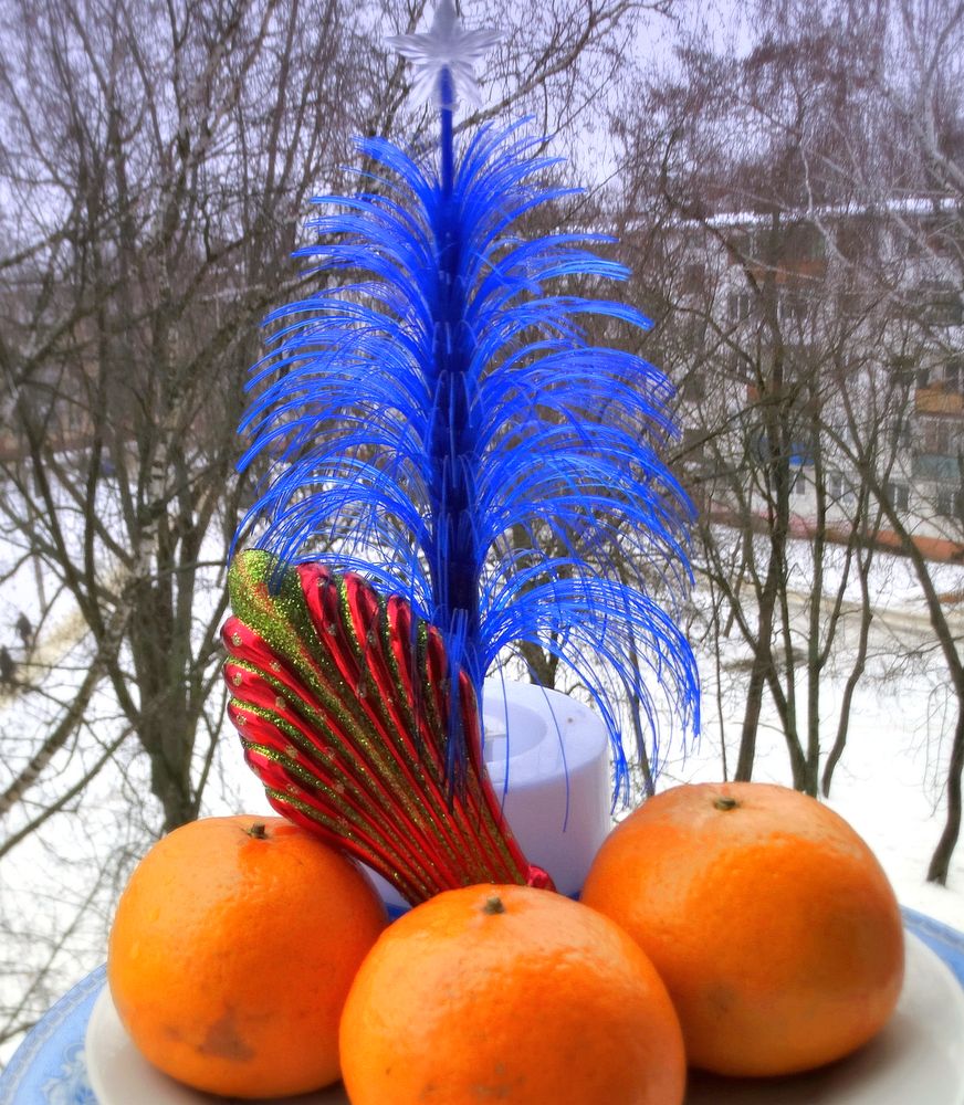 Натюрморт с ёлочкой и снегом