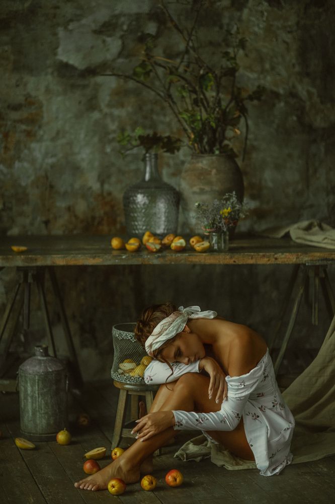 девушка с грушами