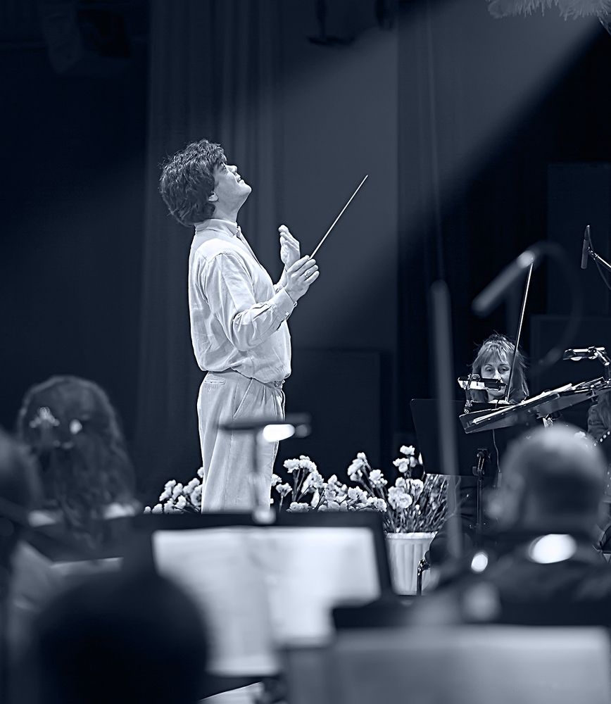 Дирижирует  Фабио Пирола