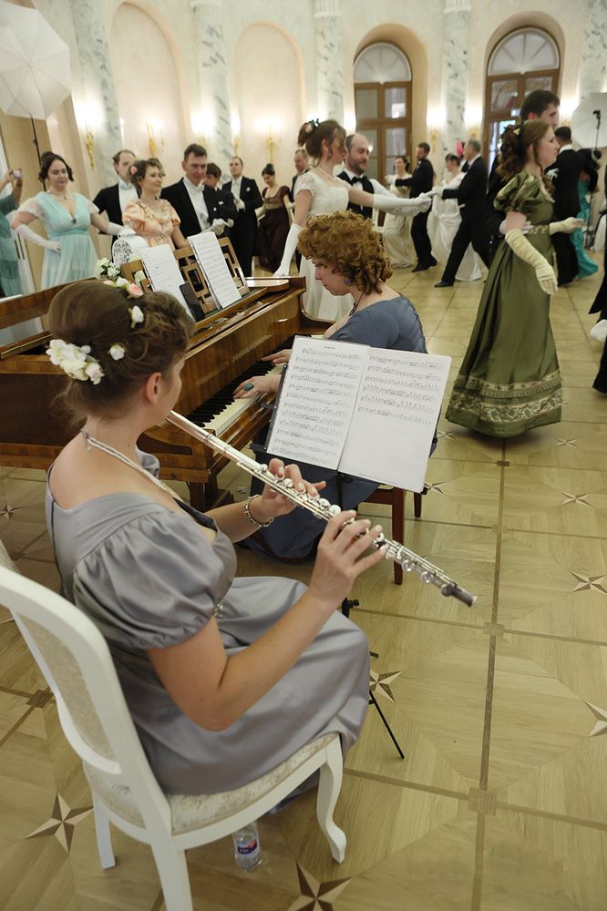 ..Средь шумного бала...