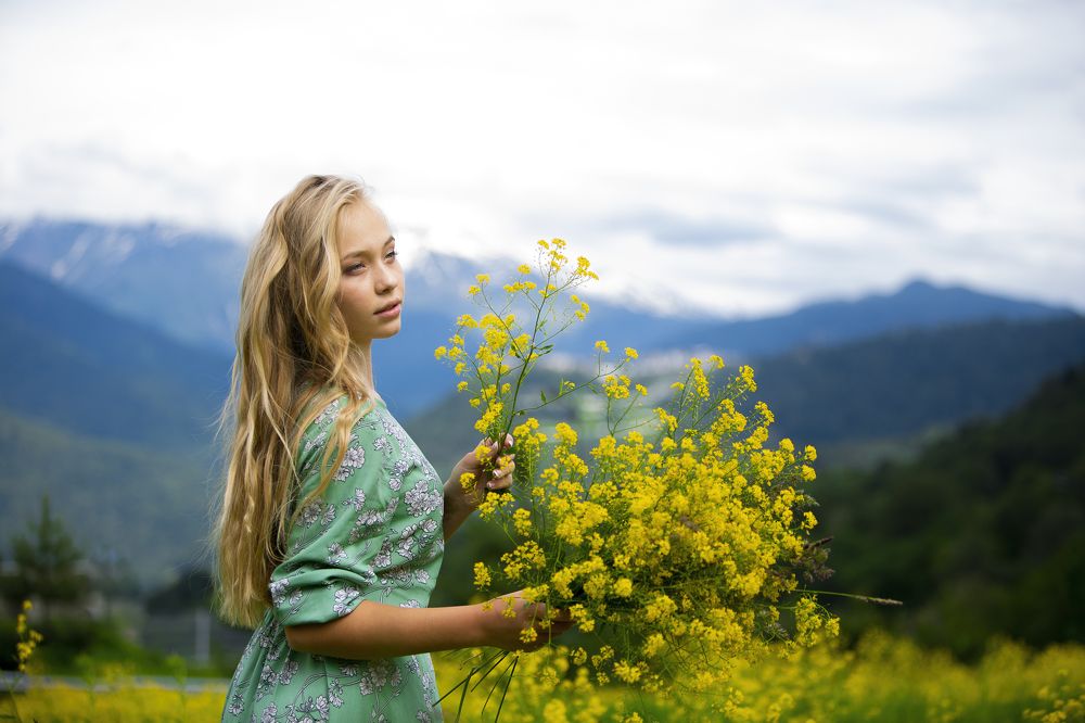 Девушка в горах