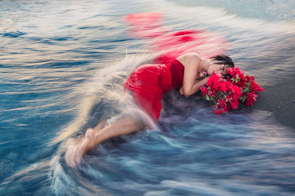 In the arms of the sea wave