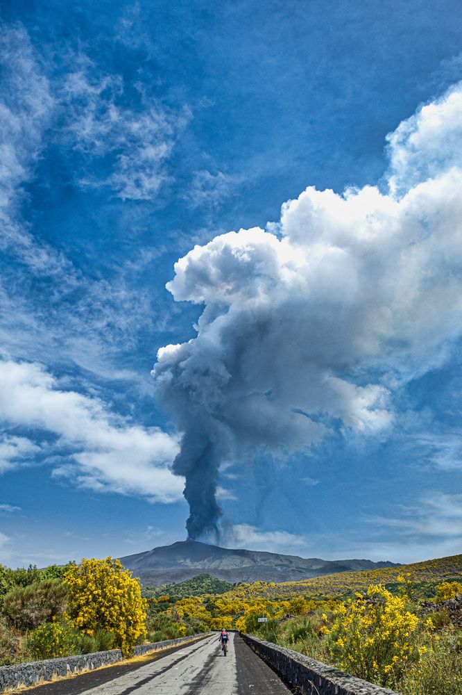 L'Etna, il ciclista e le ginestre