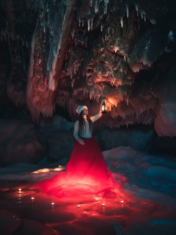 Девушка с фонарём