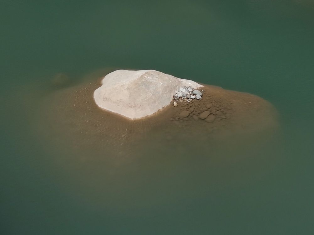 Камень под водой мечтает стать вершиной горы