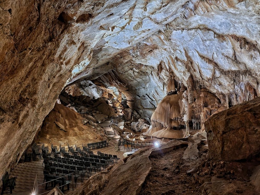 Концертный зал в мраморной пещере. Крым.