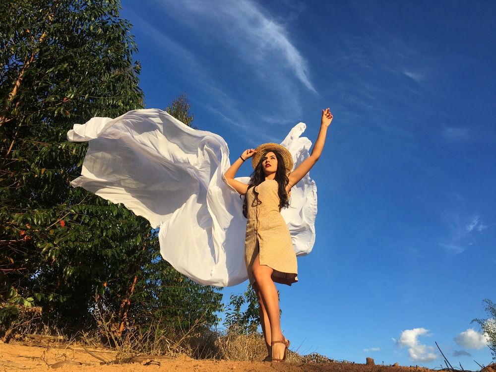 Bia Coelho e tecido branco em movimento