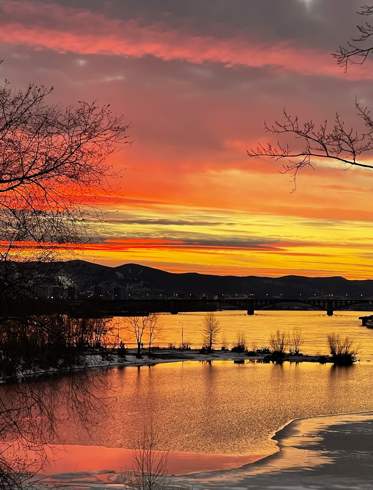 Закат над зимним Енисеем