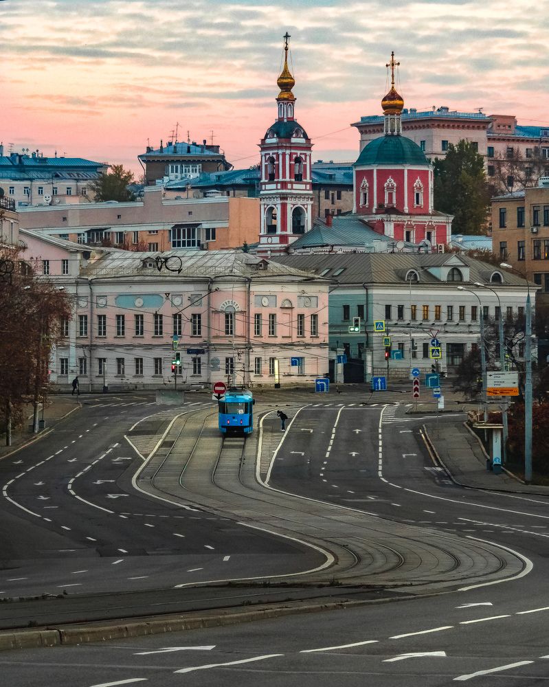 The first tram. Первый трамвай.