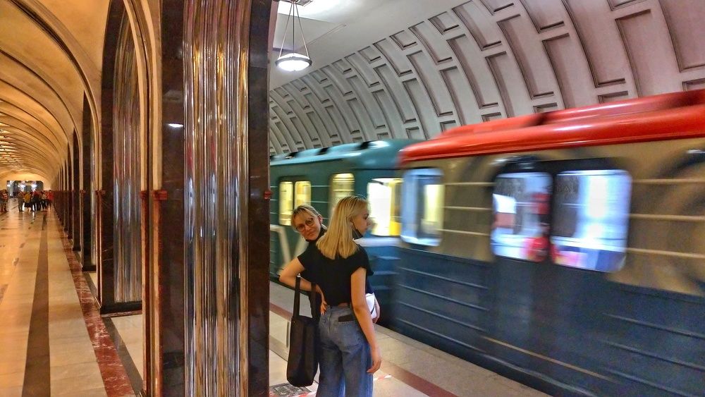 Метро. И две девушки.