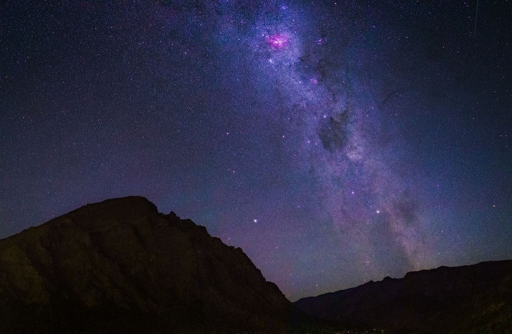 Manto de estrellas abrazando las montañas