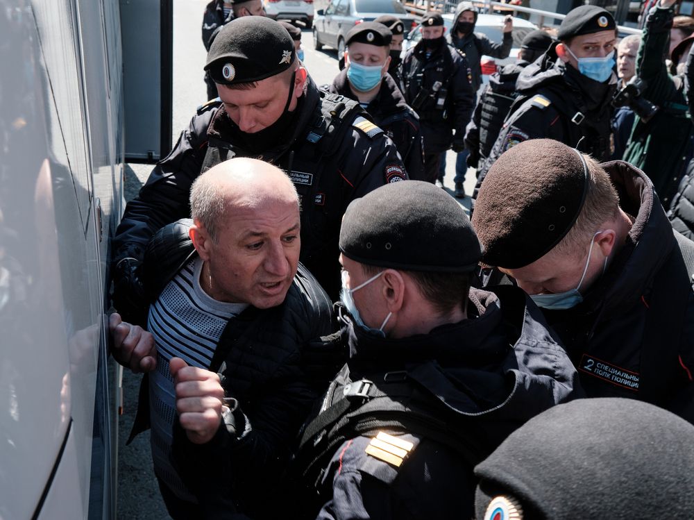 Диалог у автозака