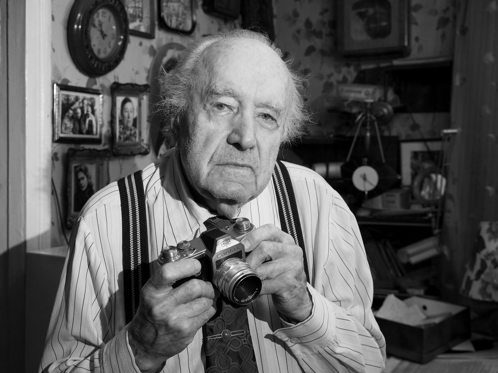 Старый репортёр с любимой камерой