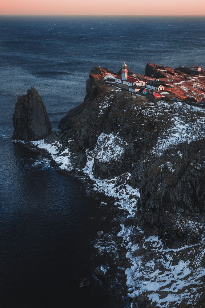 зимний маяк Гамова на закате