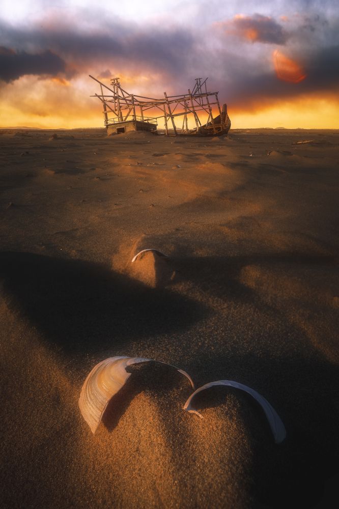 Северокорейская шхуна на берегу моря