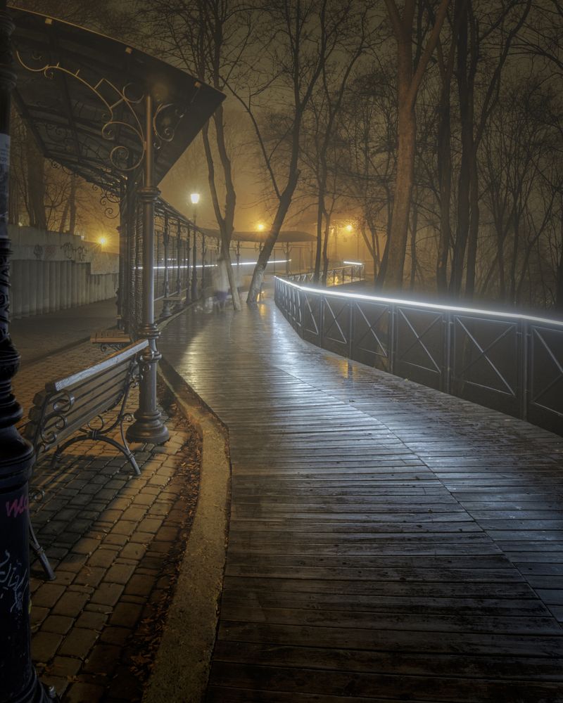 Туманный вечер на алее художников