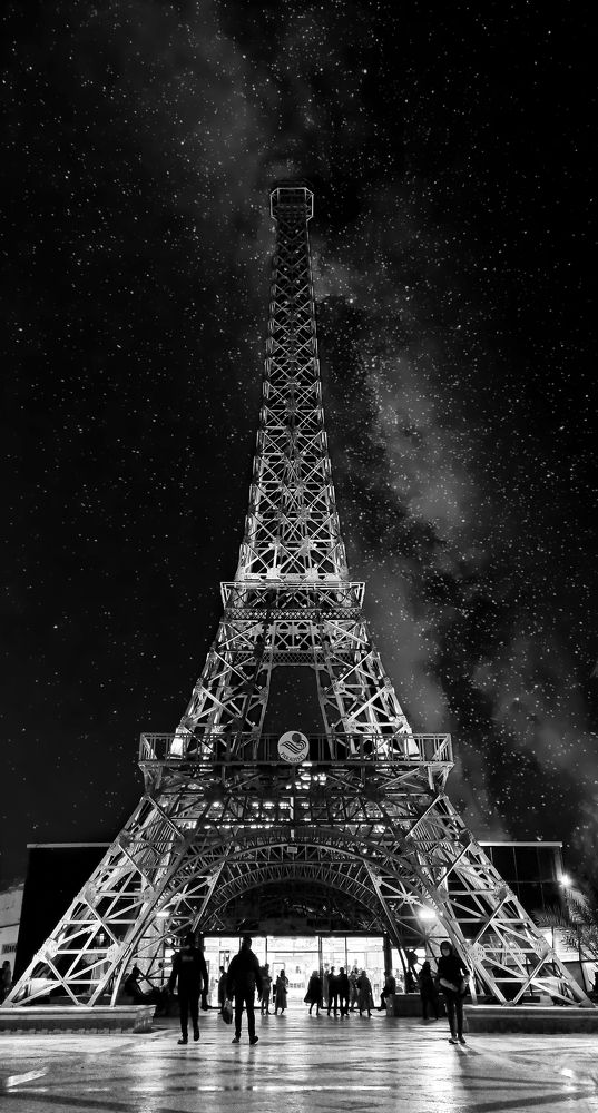 Eiffel tower similar to Kish Island in Iran