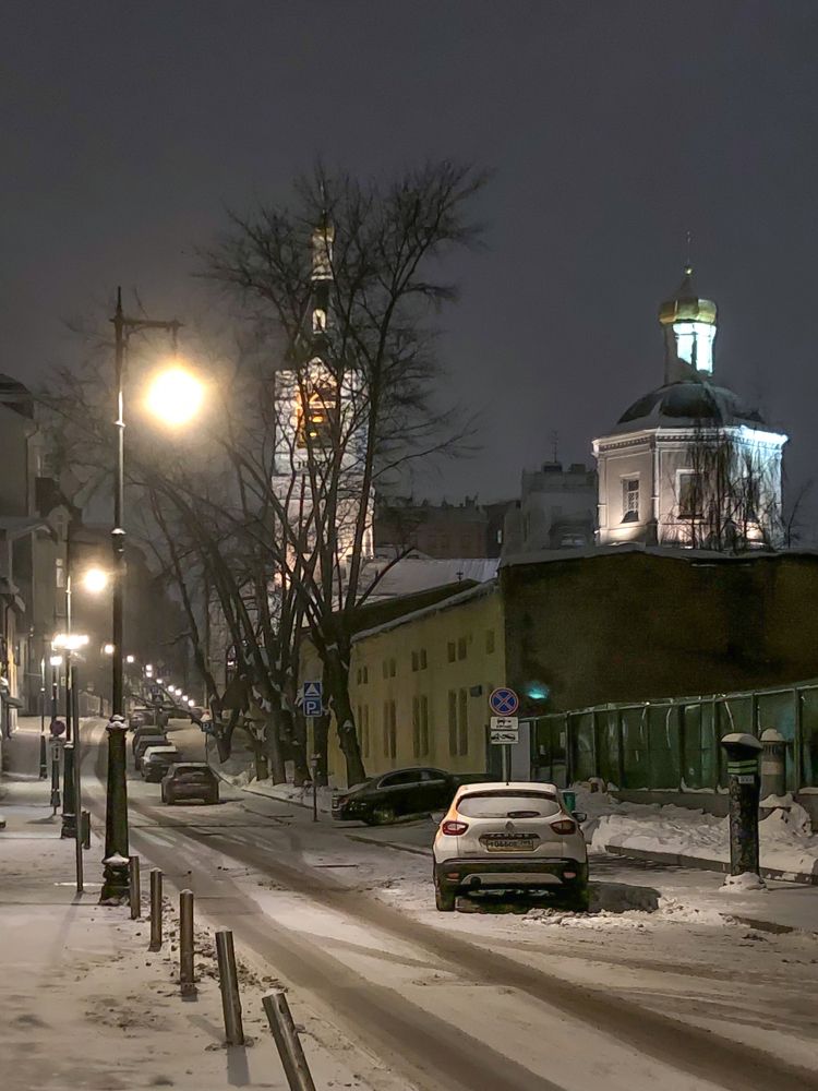 2-й Обыденский переулок ночью. Храм пророка Божия Илии.