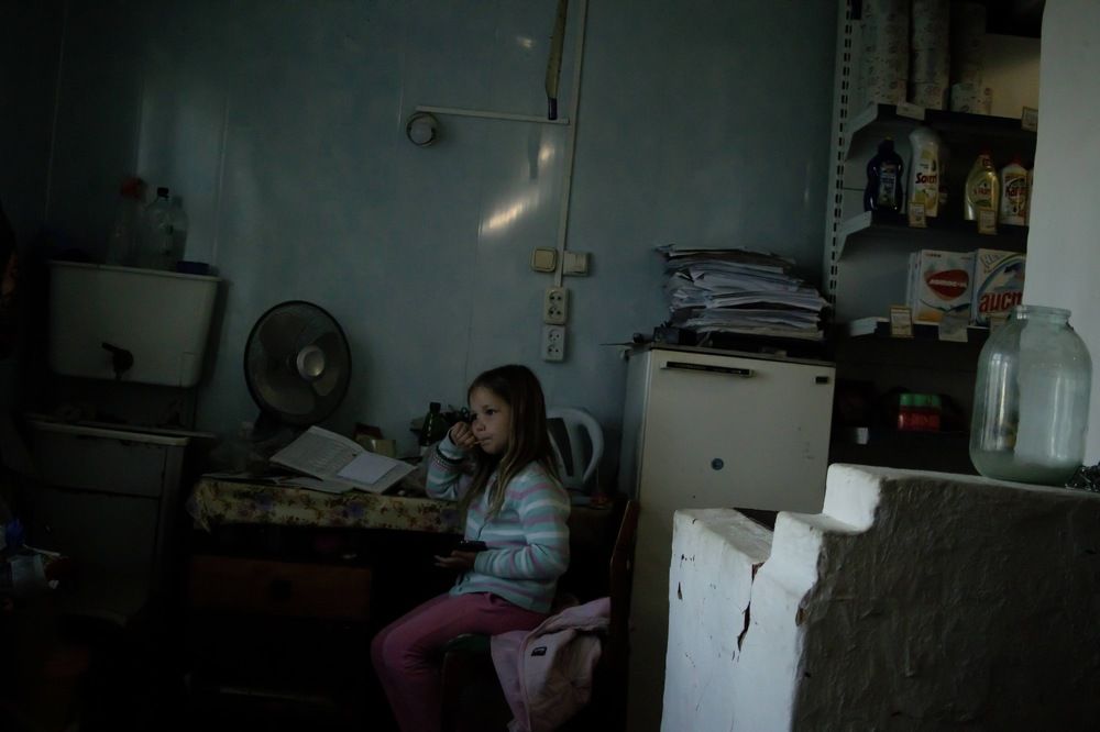 скучающая на онлайн-уроке в сельском магазине