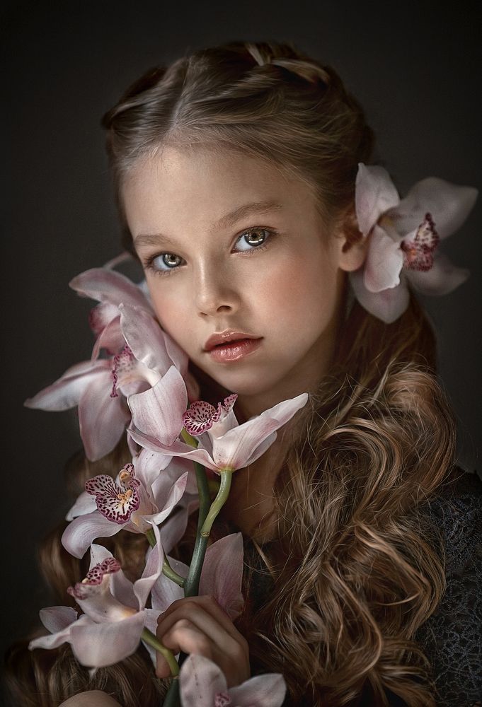 Девочка с цветами архидеи.