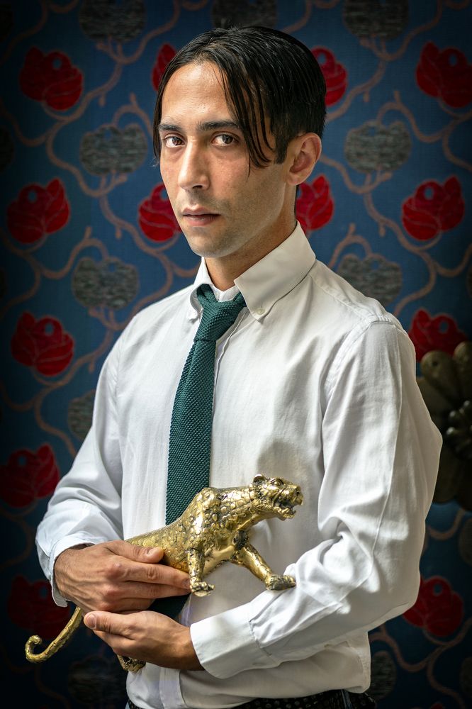 Ragazzo con felino d'oro