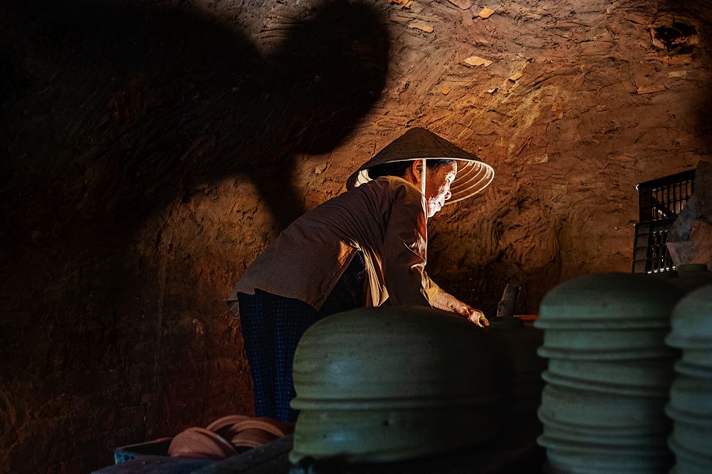 Đưa gốm vào lò